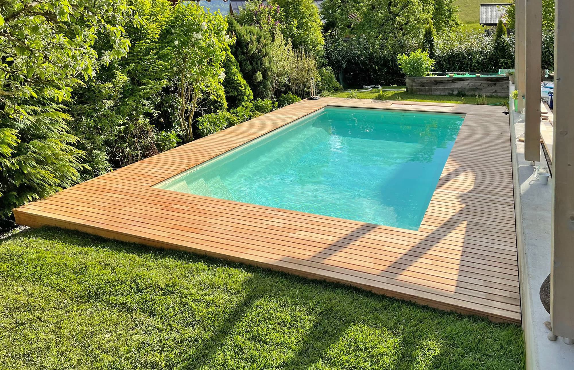 Schwimmbad von unserem Partner Desjoyaux Pool im eigenen Garten von Poolbau Gollner