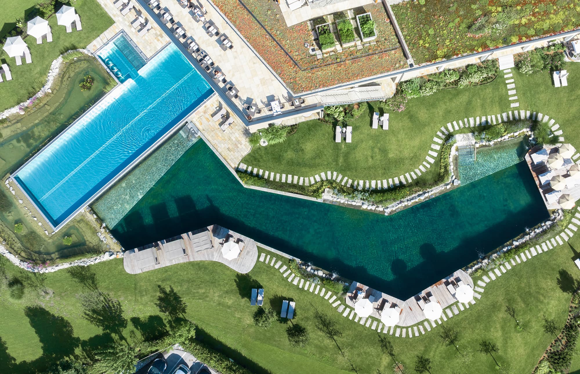 Gewerblicher Kleinbadeteich und Dachbegr&uuml;nung vom Poolbauprofi Gollner in &Ouml;sterreich beim Hotel Nesslerhof