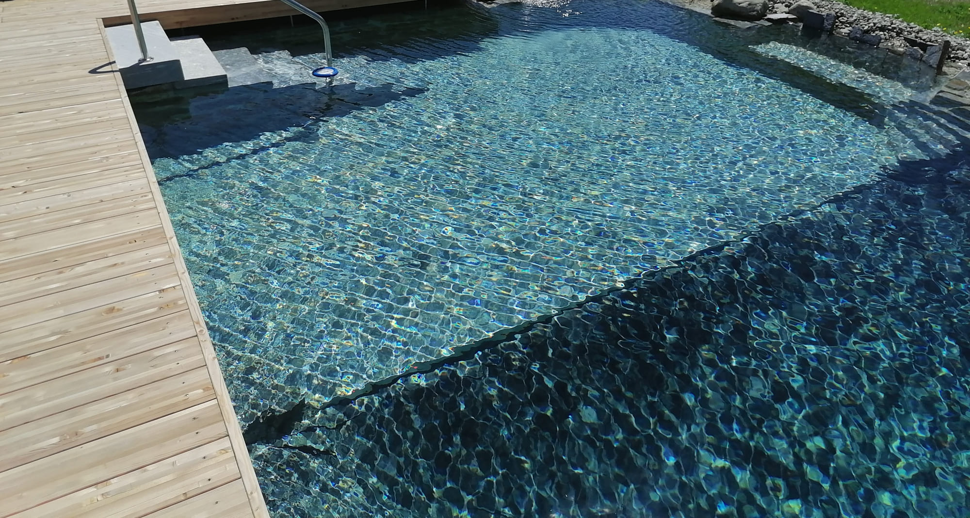 Kristallklares Badevergnügen mit einem Naturpool von Poolbau Gollner