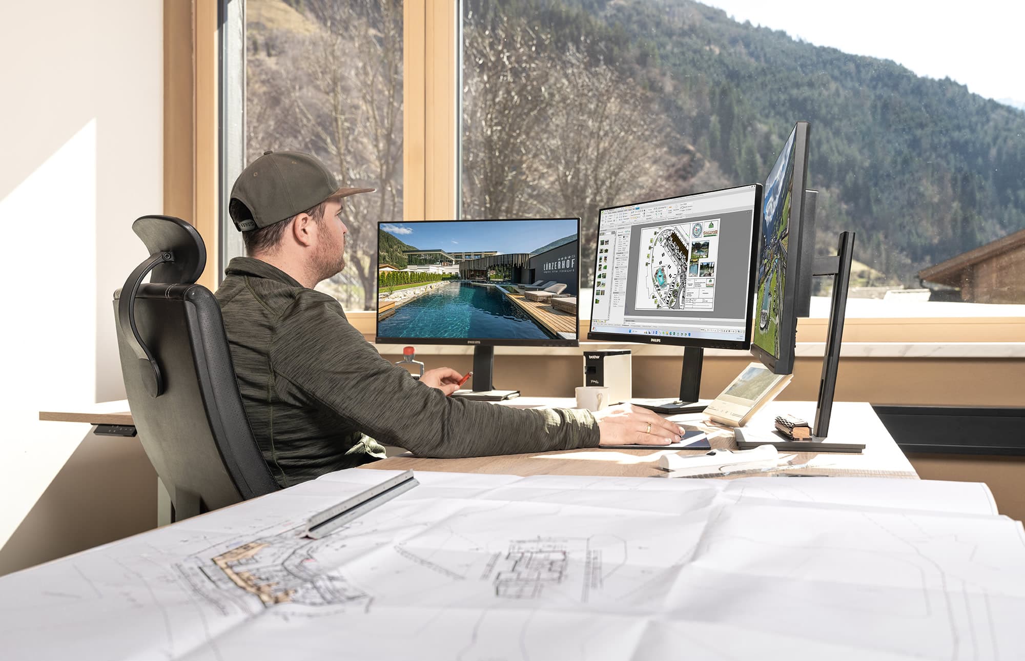 Hubert Gollner bei der Planung einer Pools