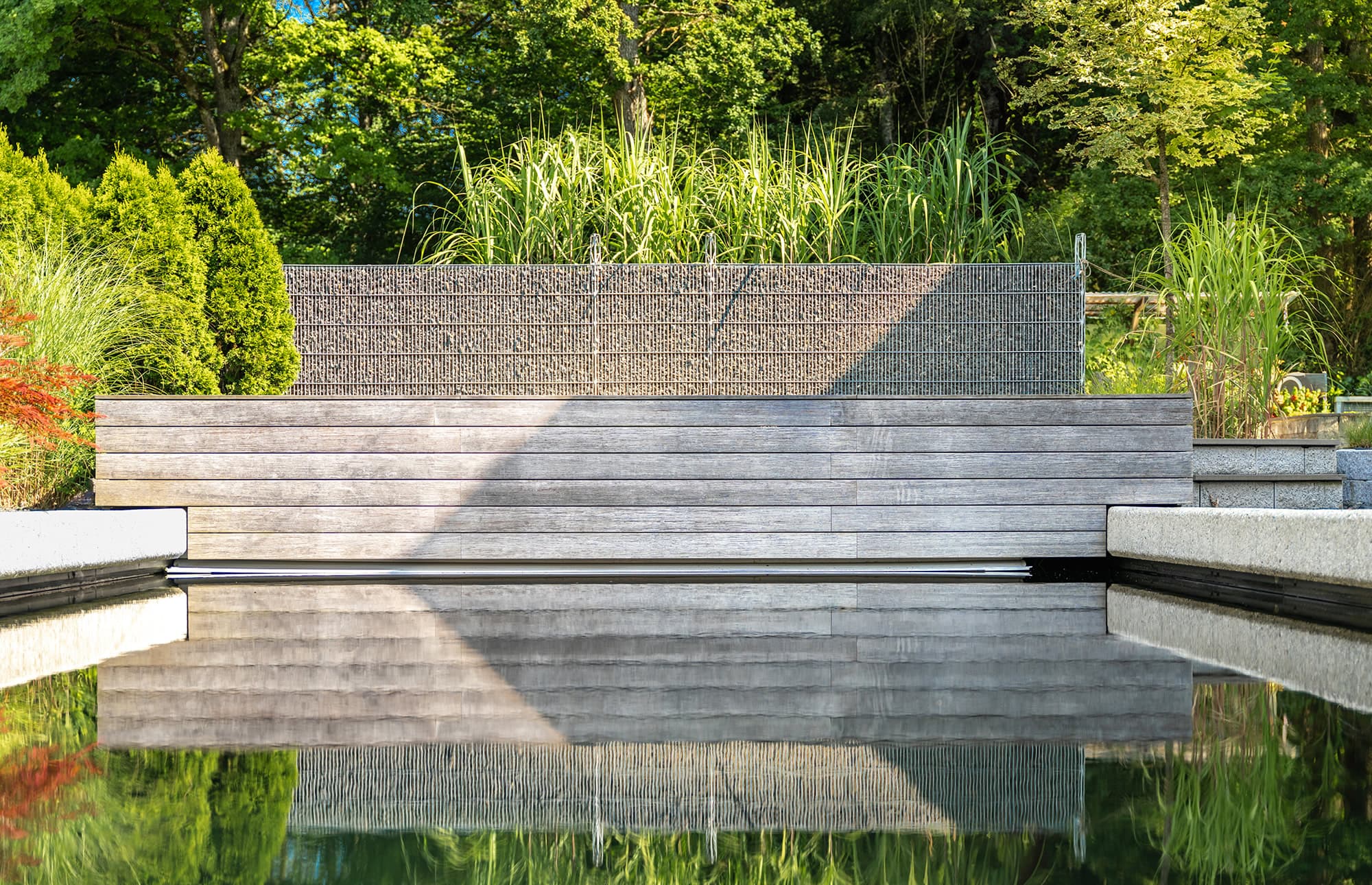 Kleinbadeteich für Gewerbebetriebe wie Hotels von Poolbau Gollner